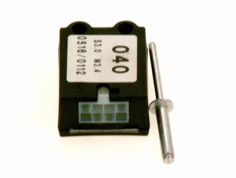 Schwarzes elektronisches Bauteil mit 040-Aufdruck und Steckverbindung. Daneben ein silberner Metallstift. Produkt von Bosch.